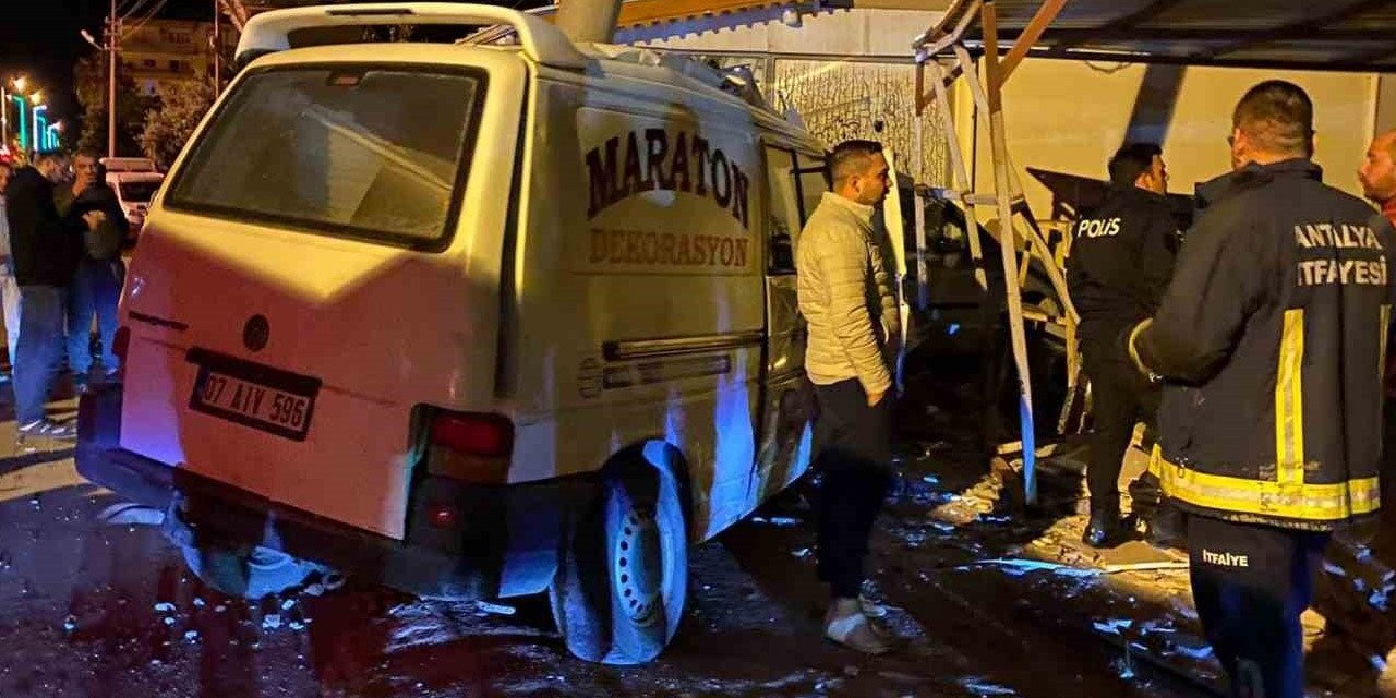 Antalya'da kamyonet elektrik direğine çarptı! 3 kişi yaralı