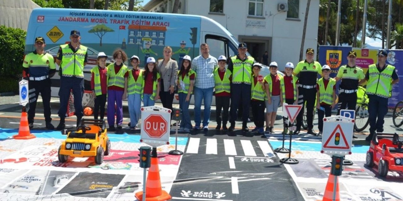 Alanya'da 'Trafik Haftası'nda bilinçlendirme çalışmaları devam ediyor