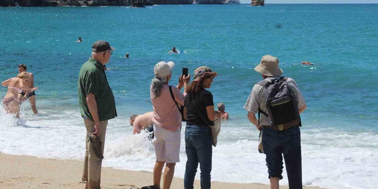 Alanya'da sıcak havayı fırsat bilen turistler sahile akın etti