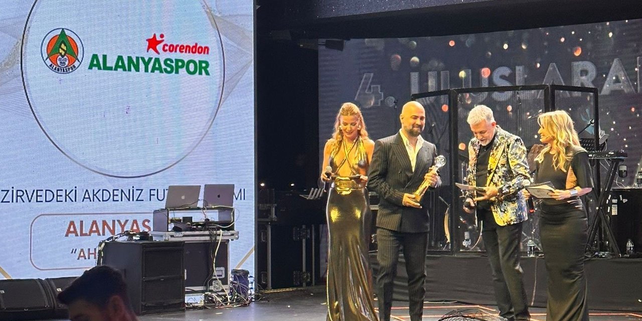 Alanyaspor, 'Zirvedeki Akdeniz Futbol Takımı' ödülüne layık görüldü