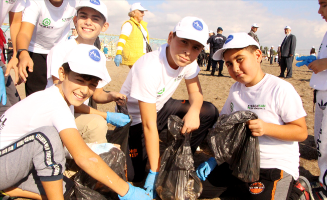 Çocuklar Sıfır Atık Projesi kapsamınsa sahilde temizlik yaptı