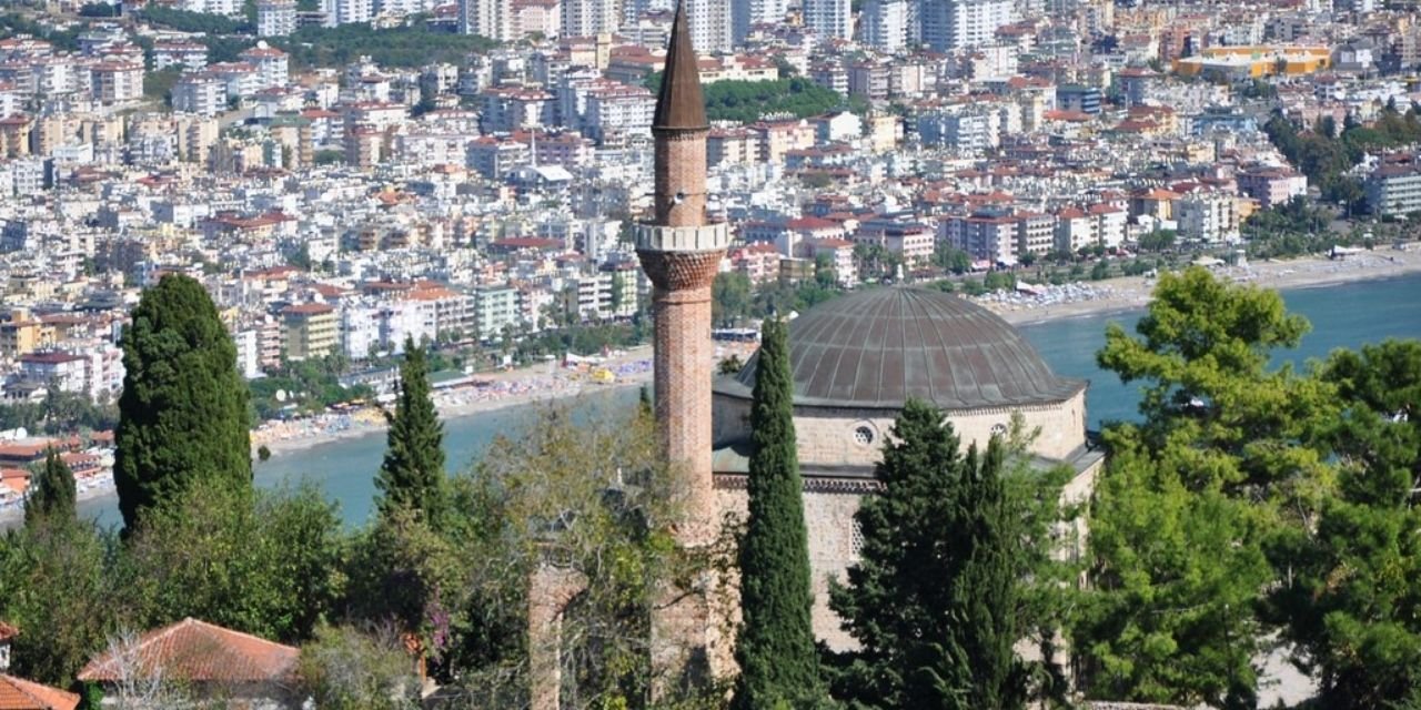 Alanya'nın camilerine yoğun ilgi! Turistler oralara akın ediyor!