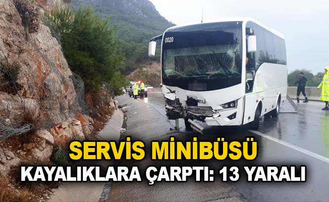 Servis minibüsü kayalıklara çarptı: 13 yaralı