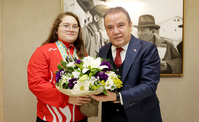 Avrupa Şampiyonu Aleyna’dan Başkan Böcek ve Esen'e ziyaret