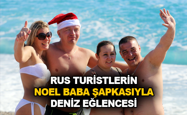Rus turistlerin Noel Baba şapkasıyla deniz eğlencesi