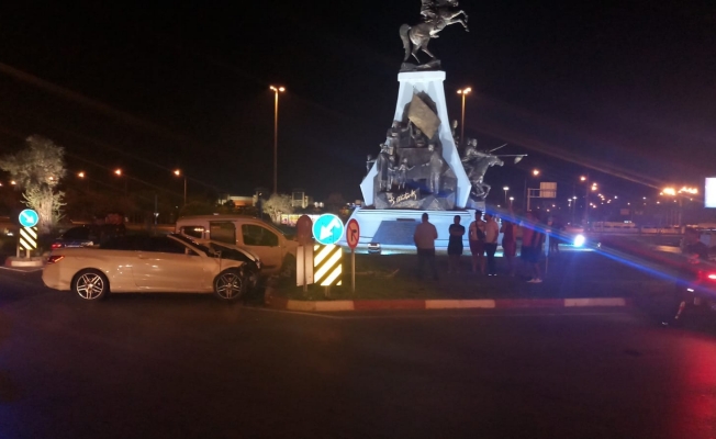Antalya’da iki otomobil kafa kafaya çarpıştı