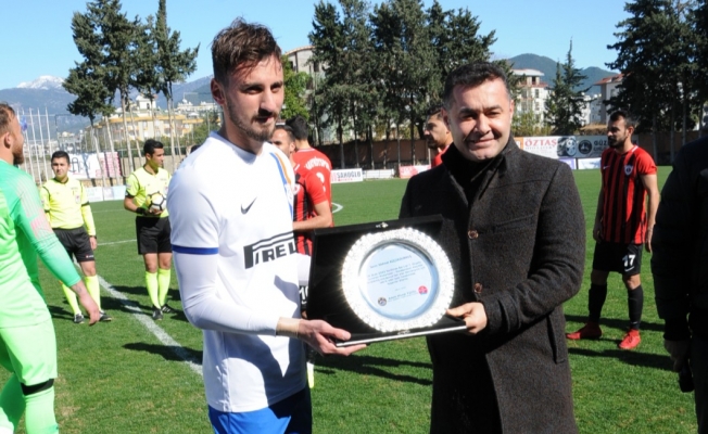 Kestelspor'un centilmen futbolcusu para ödülünü Mehmetçik vakfına bağışladı