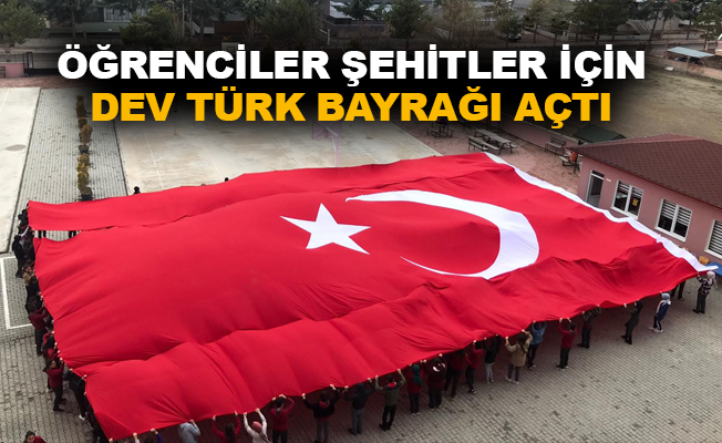 Öğrenciler şehitler için dev Türk Bayrağı açtı