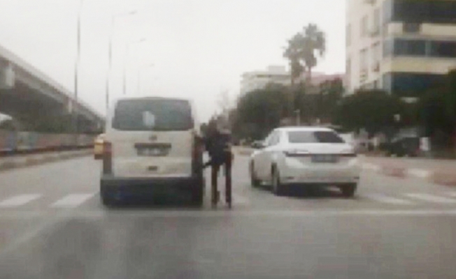 Patenli gencin işlek caddedeki tehlikeli yolculuğu kamerada