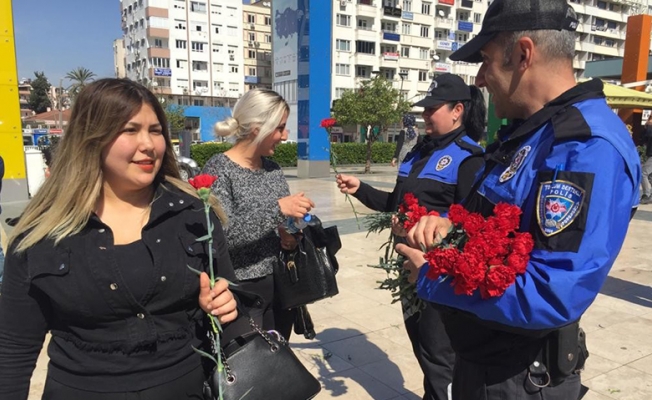 Polis kadınlara çiçek dağıttı