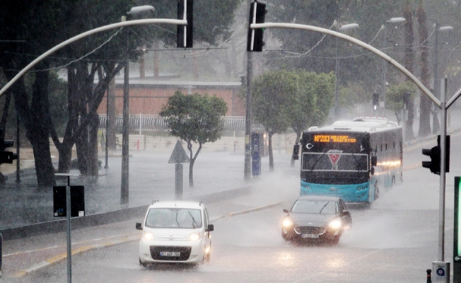 Antalya'da sağanak yağış hayatı olumsuz etkiledi