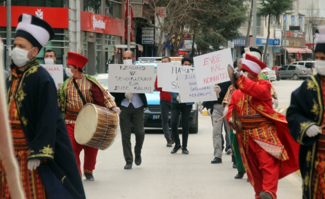 Maskeli eldivenli Mehter Takımından evde kalan vatandaşa destek
