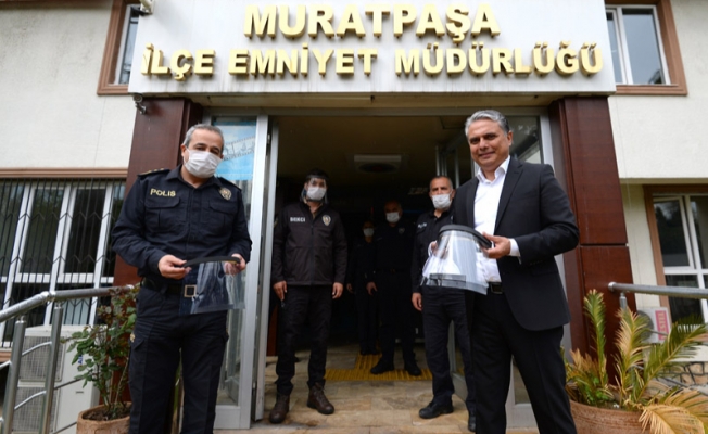 Emniyet görevlilerine siperlikli yüz maskesi