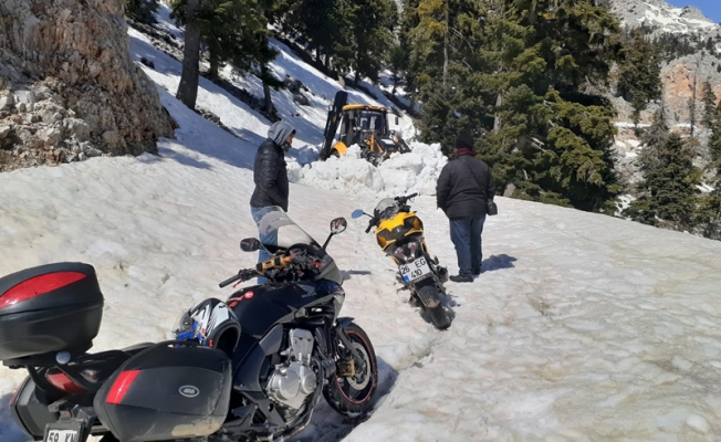 Motosikletleriyle karda mahsur kalan vatandaşlar kurtarıldı