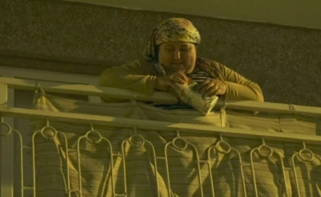 Sokağa çıkma kısıtlamasında sokak hayvanlarına balkonundan kucak açtı