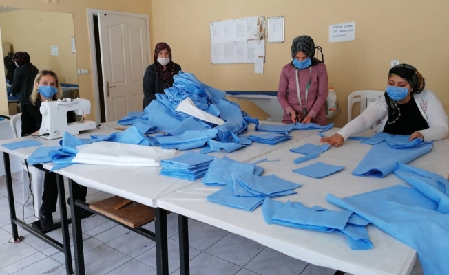 Büyükşehir üretilen maskeleri Alanya'da dağıtıyor