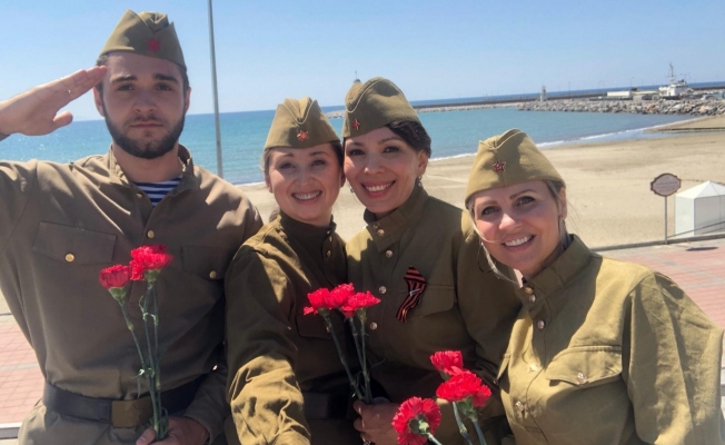 Antalya’da Ruslar Zafer Bayramını balkonlarda kutladı