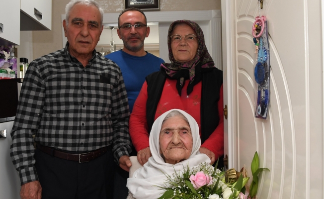 Antalya'da 104 yaşındaki Mavize anneye kapıda keman resitali