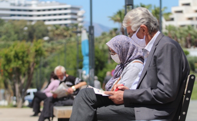 Antalya’da yaşlıların adresi Konyaaltı Sahili oldu