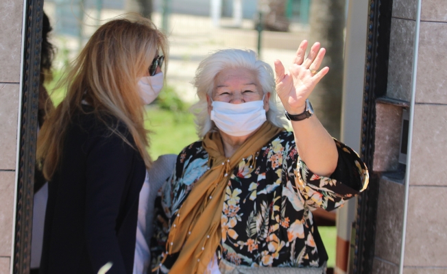 Antalya'da 65 yaş ve üzeri vatandaşlar evlerine dönerken zorlandı