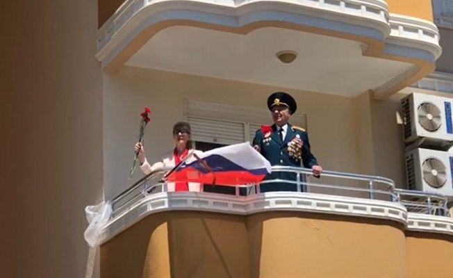 Alanya'da Ruslar Zafer Bayramı’nı balkonlarda kutladı