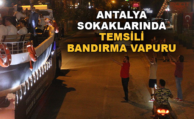 Antalya sokaklarında Temsili Bandırma Vapuru
